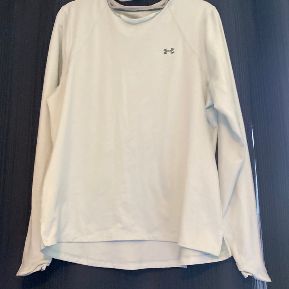 Women’s long sleeved under armor shirt